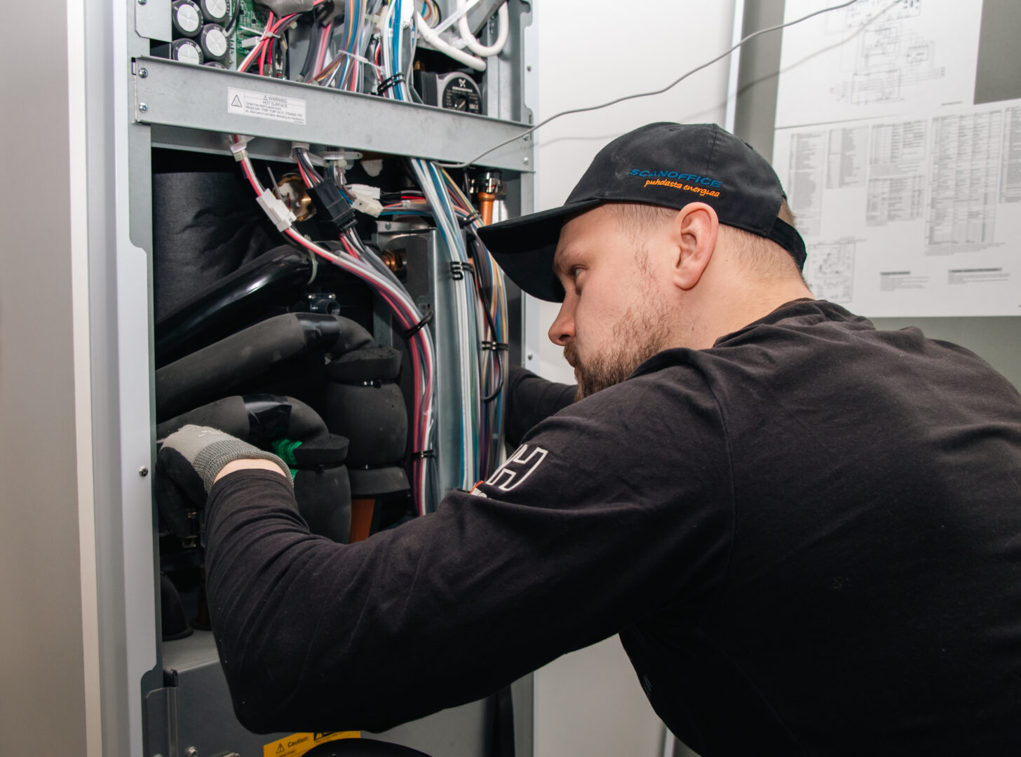 RH Kylmätekniikan kokenut asentaja viimeistelemässä maalämpöpumpun asennusta.